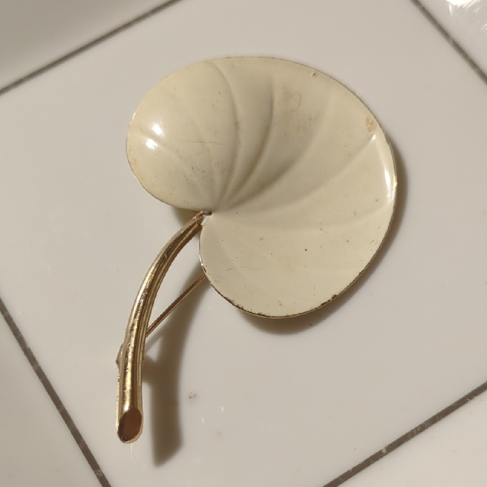 Pastelli Cream and Gold‎ Leaf-Inspired Brooch,